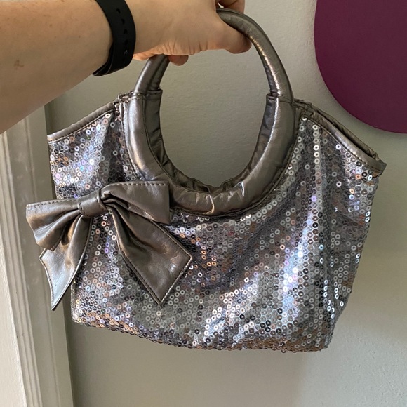 Cute silver handbag with sequin and bow - Picture 5 of 5